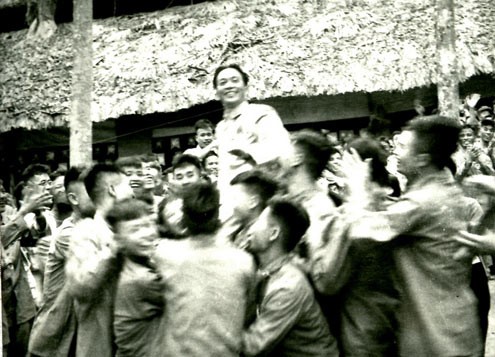 Các chiến sĩ thi đua trong chiến dịch Điện Biên Phủ vui mừng công kênh đại tướng tại lễ mừng công (ngày 112.5.1954).